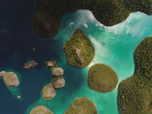 Toma aérea de las islas Wayag, Raja Ampat, Papua Occidental, Indonesia