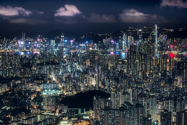 Toma aérea de Kong en Hong Kong por la noche