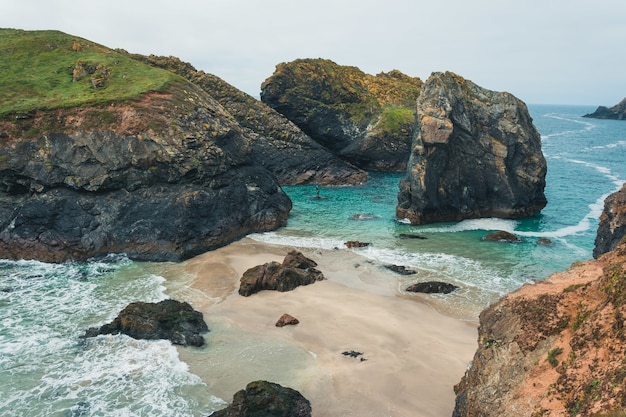 Foto gratuita toma aérea de kynance cove ubicada en el reino unido