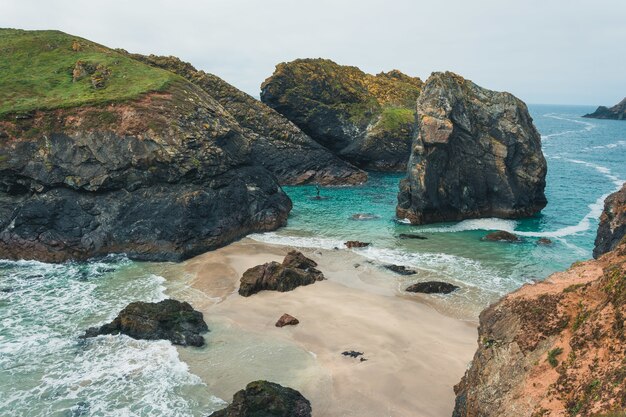 Toma aérea de Kynance Cove ubicada en el Reino Unido