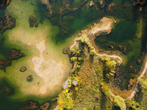 Toma aérea de un lago y un paisaje.