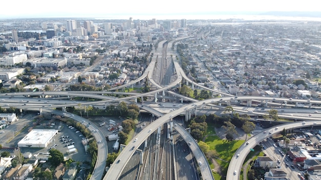 Toma aérea del MacArthur Maze Oakland, California, EE.