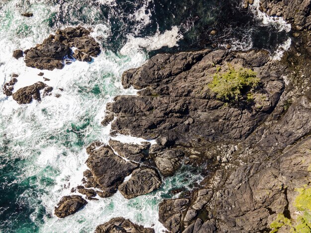 Toma aérea de un mar con piedras rocosas