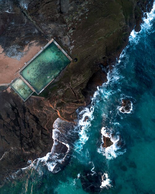 Toma aérea del mar y una piscina de mar en la costa