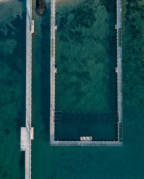 Toma aérea del mar y una piscina de mar en la costa