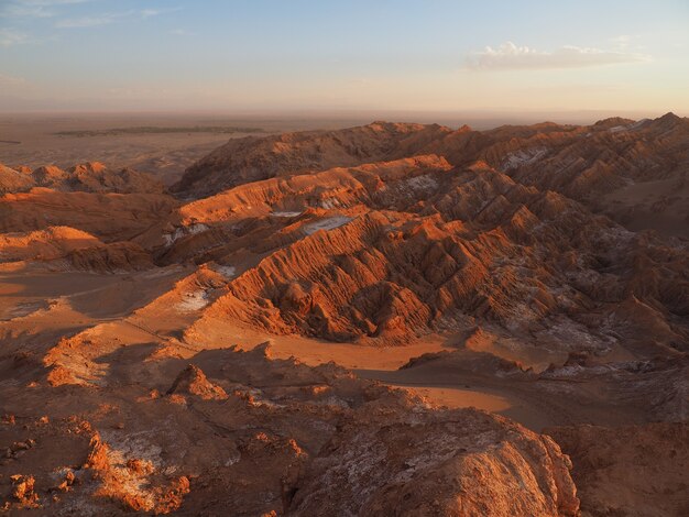 Toma aérea del Mirador de Kari en Chile al atardecer