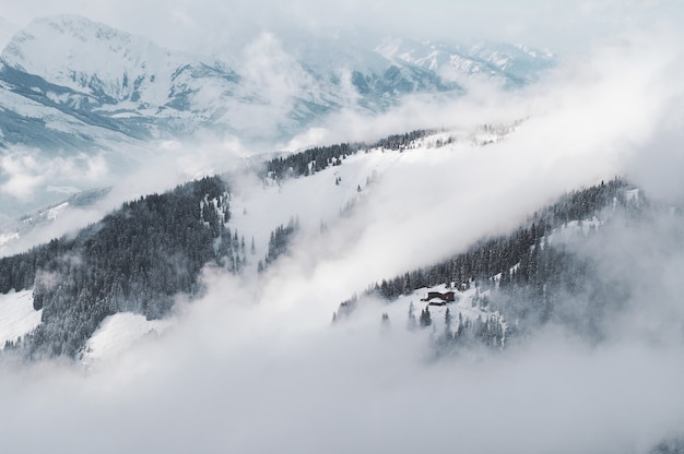 Toma aérea de una montaña nevada de zell am see-kaprun en austria