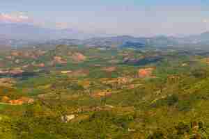 Foto gratuita toma aérea de montañas boscosas en dalat