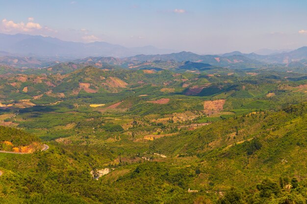 Toma aérea de montañas boscosas en Dalat