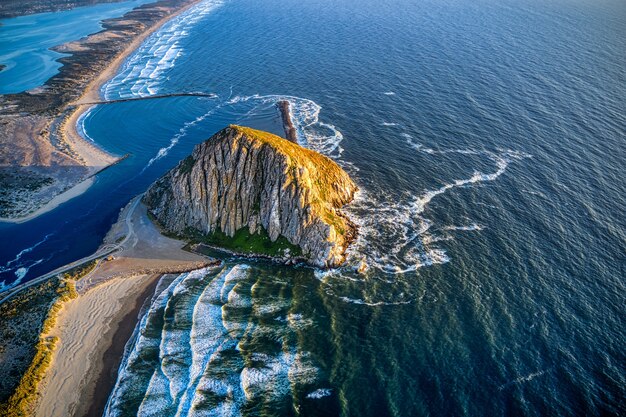 Toma aérea del Morro Rock en California al atardecer