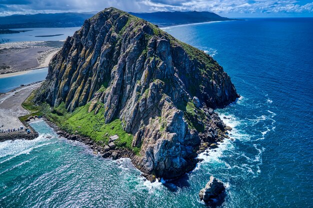 Toma aérea del Morro Rock en California al mediodía