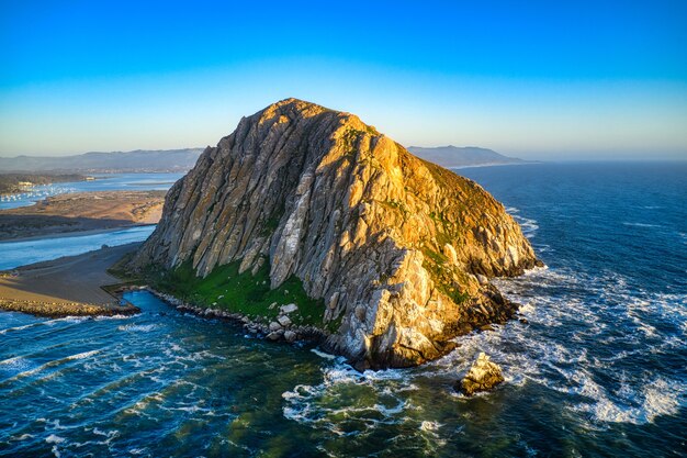 Toma aérea del Morro Rock en California al mediodía