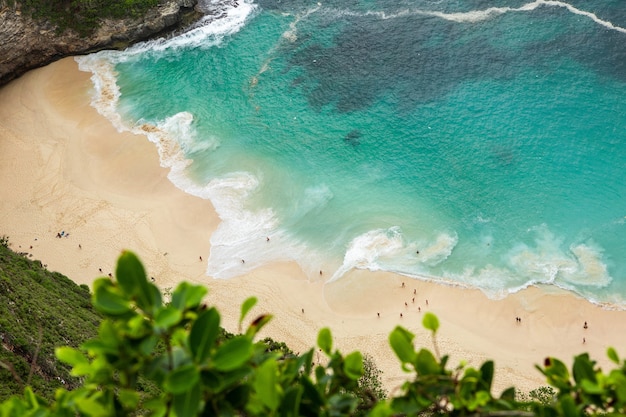 Toma aérea de las olas del mar a la orilla del mar durante el día