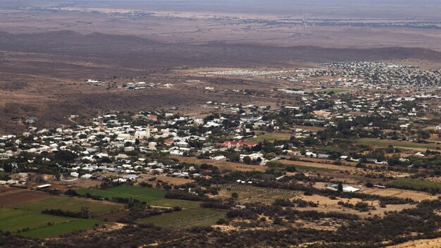 Toma aérea del paisaje de la ciudad de Prince Albert en Sudáfrica