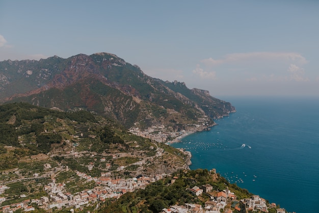 Toma aérea de un paisaje con edificios en la costa del mar en Italia