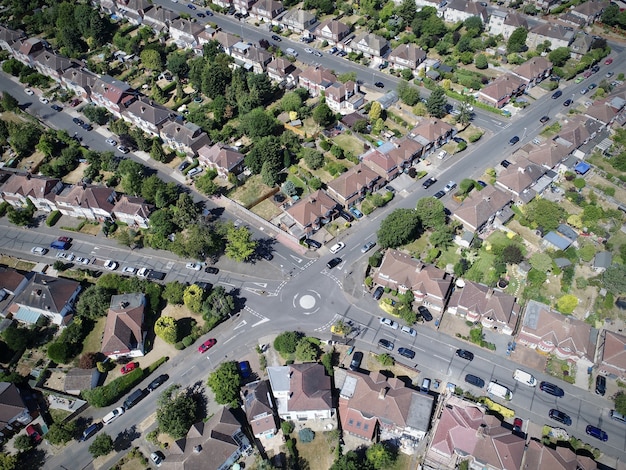 Toma aérea de un paisaje urbano, una intersección central con el tráfico