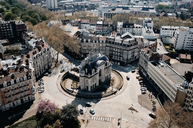 Toma aérea de un paisaje urbano con muchos coches y hermosos edificios en Lille, Francia