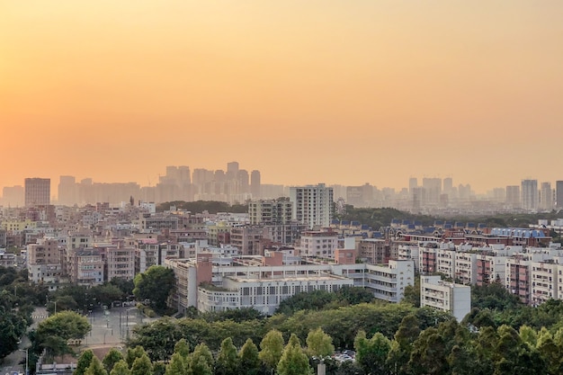 Toma aérea panorámica del paisaje urbano y el colorido horizonte en la antena al atardecer