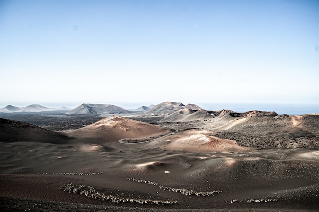 Toma aérea del parque nacional de timanfaya en lanzarote, españa durante el día