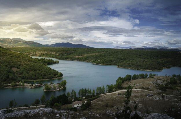 Toma aérea de un pequeño lago tranquilo en la localidad de Ruesga, ubicada en España