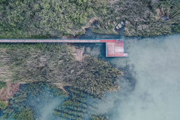 Toma aérea de un pequeño lugar de pesca cerca de un lago