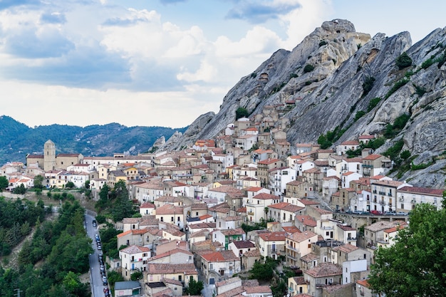 Toma aérea de Pietrapertosa, Basilicata, Italia