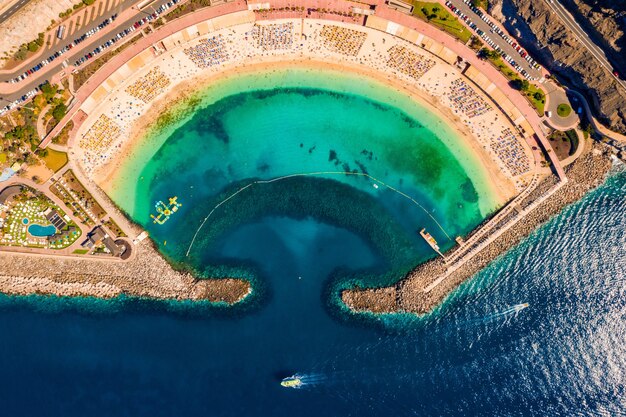 Toma aérea de la playa de Amadores en la isla de Gran Canaria en España