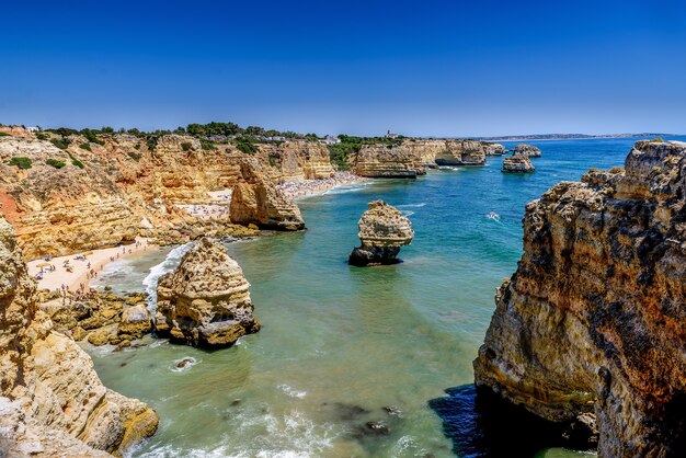 Toma aérea de la playa de Marinha en Lagoa, Portugal