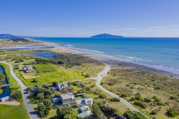 Toma aérea de la playa de Otaki en Nueva Zelanda que muestra la isla Kapiti en la distancia