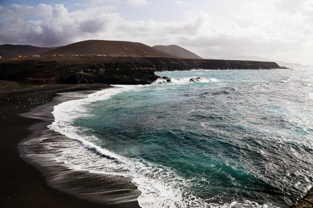 Toma aérea de la playa de Playa de Ajuy en Ajuy, España