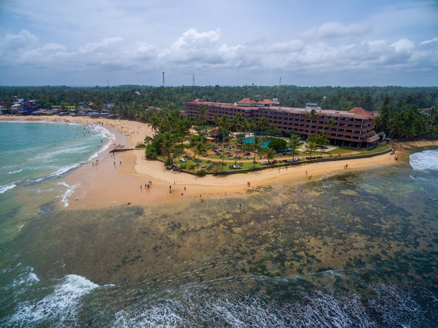 Toma aérea de una playa tropical en Sri Lanka perfecta para unas vacaciones familiares