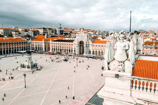 Toma aérea de la plaza Praca Do Comercio en Lisboa, Portugal.