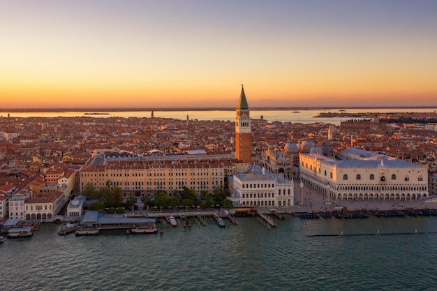 Toma aérea de la Plaza de San Marcos en Venecia durante una puesta de sol