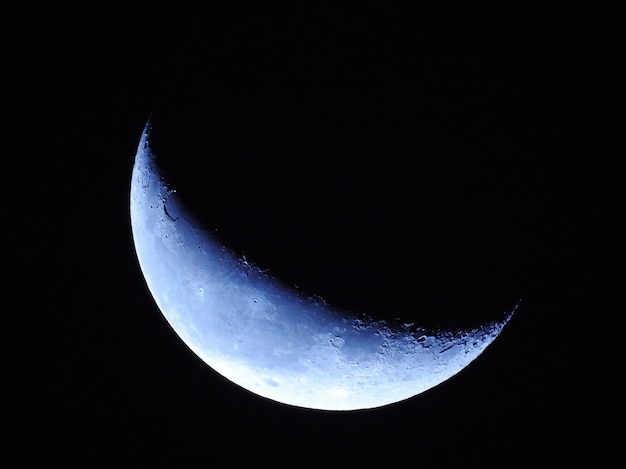 Toma aérea de primer plano de la hermosa luna en la noche