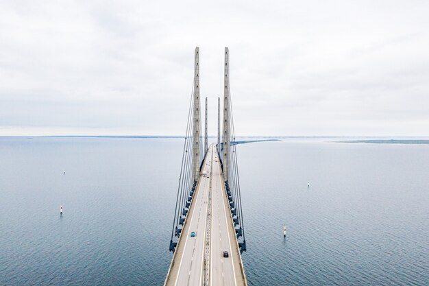 Toma aérea del puente de Oresundsbron entre Dinamarca y Suecia