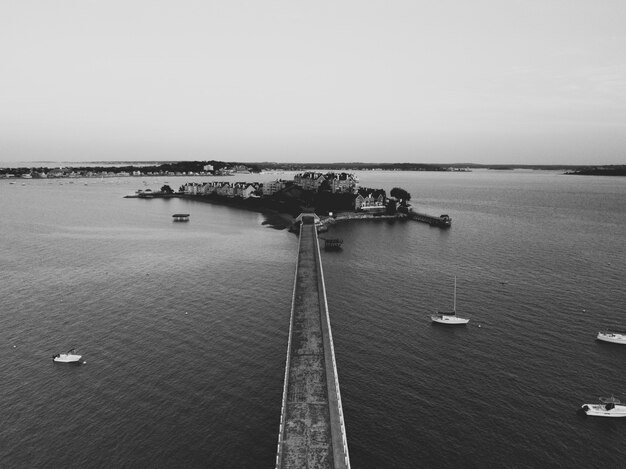 Toma aérea de un puente y una pequeña isla poblada en el mar