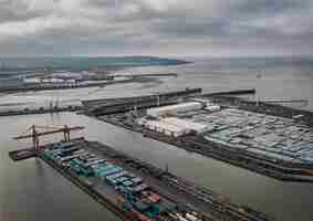 Foto gratuita toma aérea del puerto industrial bajo un cielo nublado