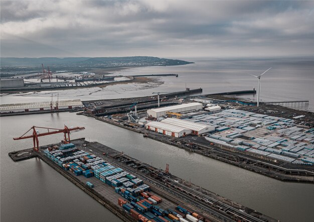 Toma aérea del puerto industrial bajo un cielo nublado