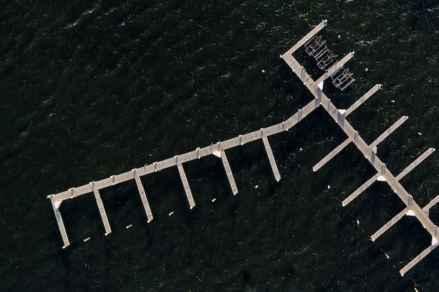 Foto gratuita toma aérea de un puerto y muelles.