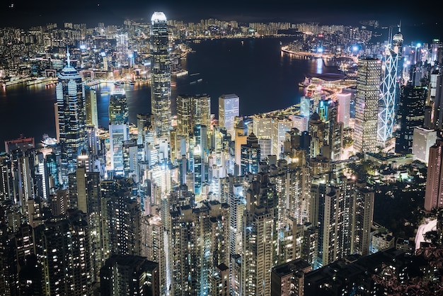 Toma aérea del puerto de Victoria en Hong Kong por la noche