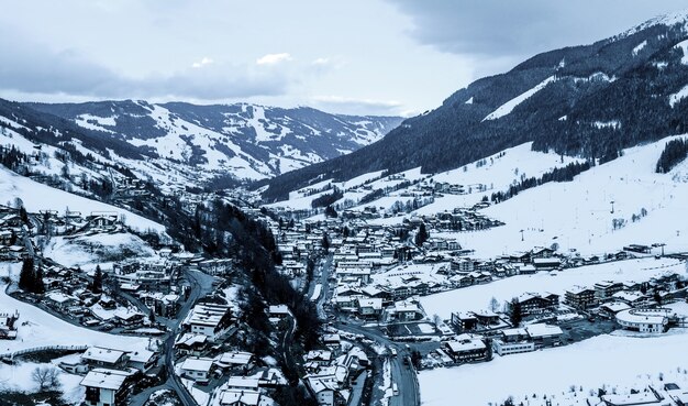 Toma aérea de un resort de snowboard en la nieve bajo la luz del sol