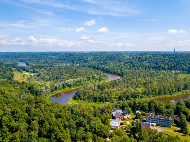 Toma aérea del río Gauja en Sigulda, Letonia