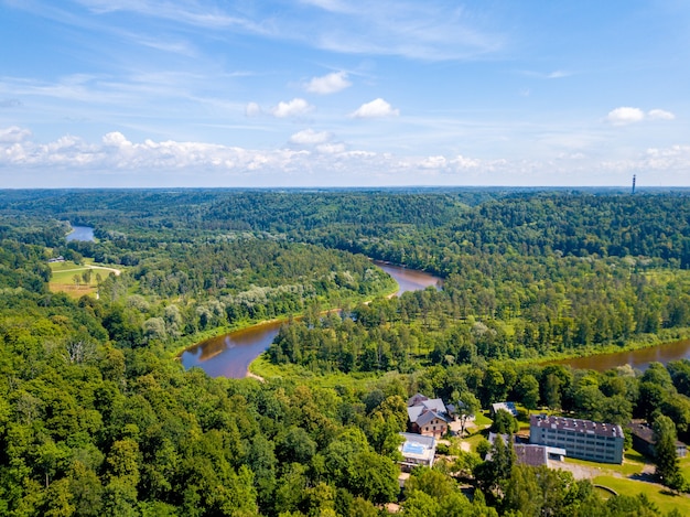 Toma aérea del río Gauja en Sigulda, Letonia