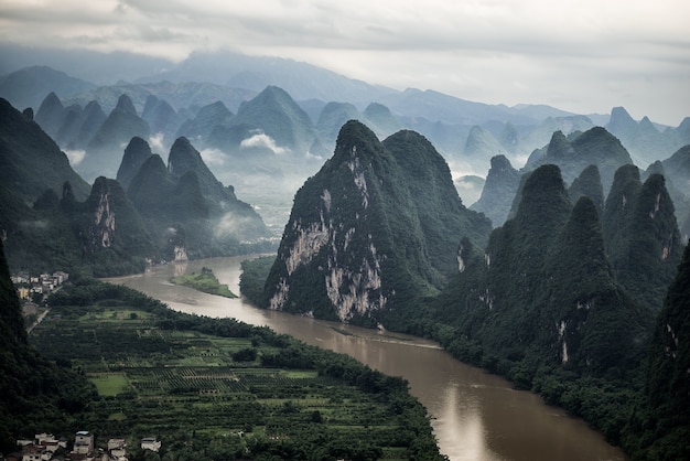 Toma aérea del río Li y la montaña Mashan en el condado de Yangshuo, Guilin