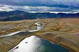 Foto gratuita toma aérea del río orkhon en mongolia