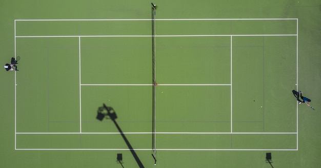 Toma aérea simétrica de un campo de tenis