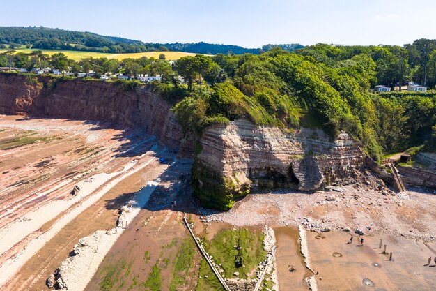 Toma aérea de St Audries Bay y cascada en West Quantoxhead en un día soleado de verano