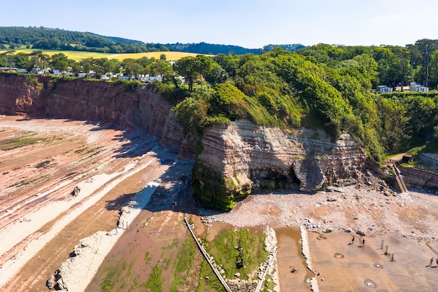 Toma aérea de St Audries Bay y cascada en West Quantoxhead en un día soleado de verano