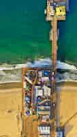 Foto gratuita toma aérea vertical de un parque con diferentes tipos de atracciones en la playa