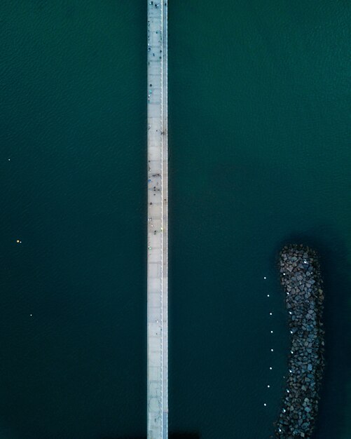 Una toma aérea vertical de un puente estrecho